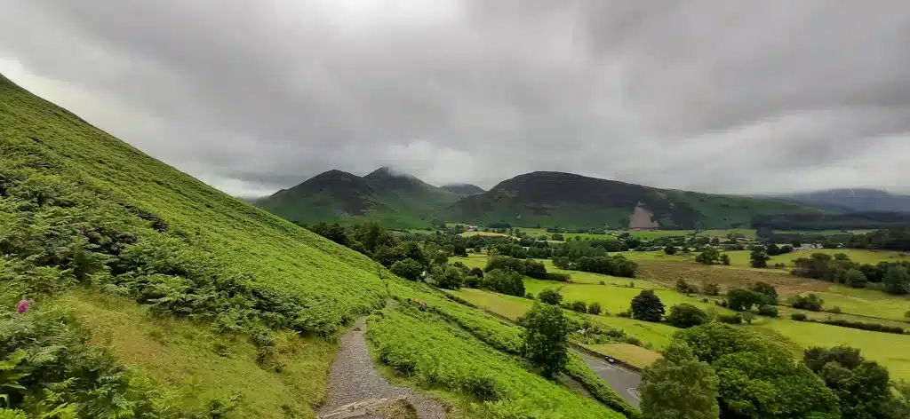 Beautiful countryside views on a hiking trail towards Cat Bells. 